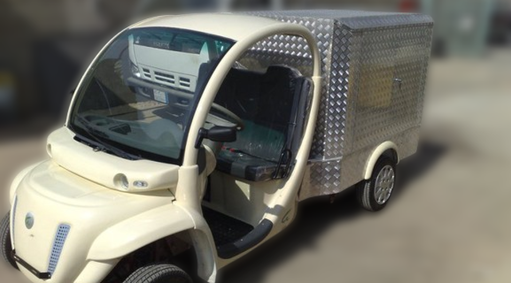 سيارة قولف مجهزة بصندوق حافظ للبرودة